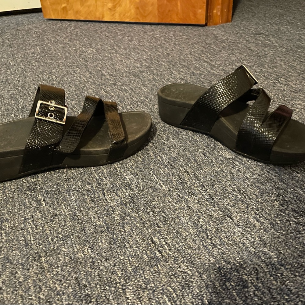 Vionic black molded footbed sandals 8